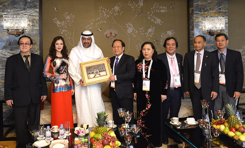 Chủ tịch OCA Sheikh Ahmad Fahad Al-Sabah và đoàn Việt Nam trong buổi gặp mặt chính thức.